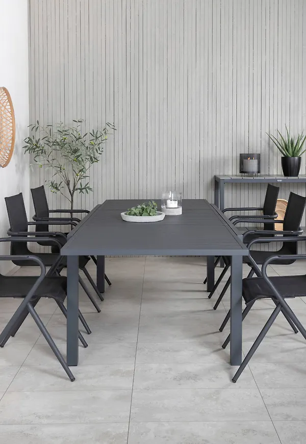 Svart matbord som passar perfekt till sommaren 2025!
