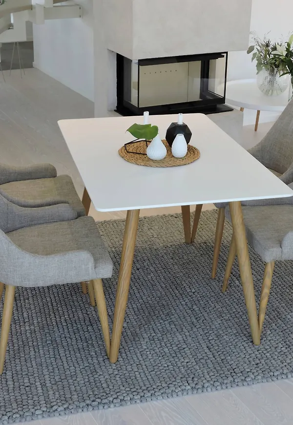 Stilren bord i ek från Venture Home.