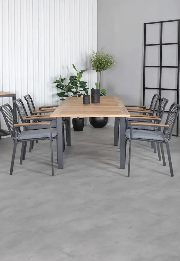 Teakbord som passar perfekt till våren 2025!