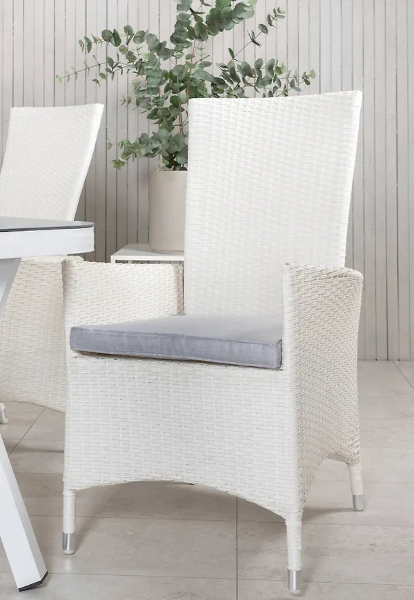 Stilriktig Stol som passar bra vid många olika tillfällen.