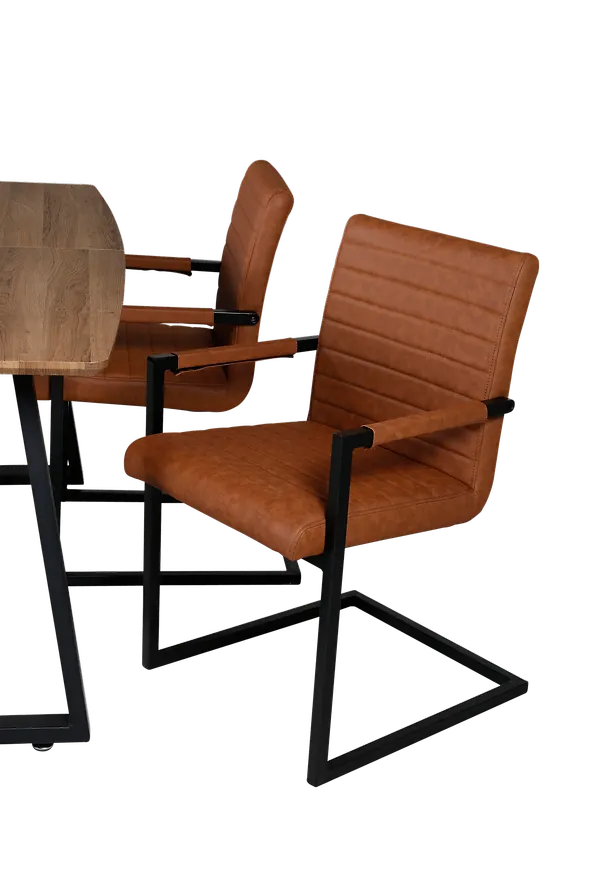 Brun matstol som passar perfekt till sommaren 2025!