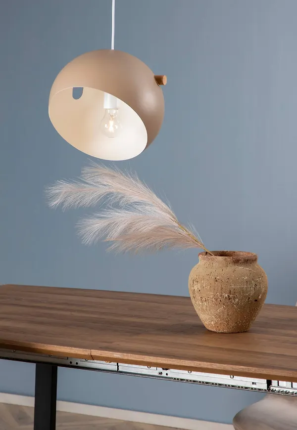 Otroligt snygg venture home lampa i beige färg gjord i järn.