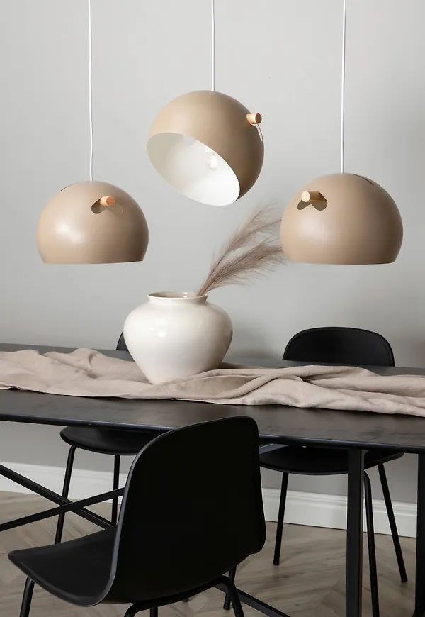 Riktigt snygg beige taklampa 2025 från Venture Home.