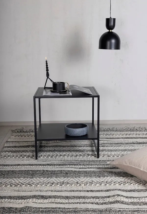 Cool venture home matta i mörkgrå färg gjord i ull.