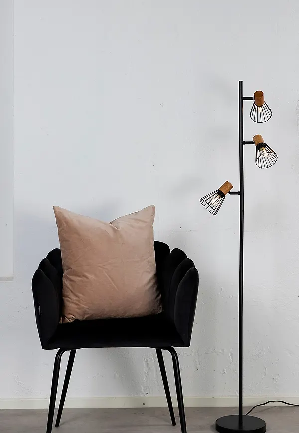 Söt venture home lampa i svart färg gjord i järn.