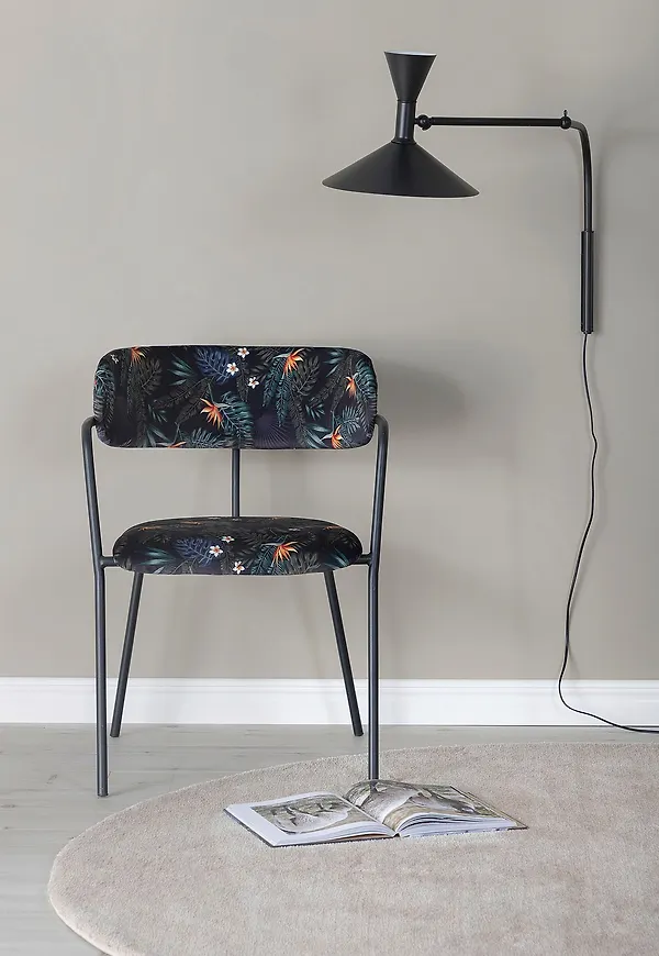 Riktigt trendig stol i svart från Venture Home.