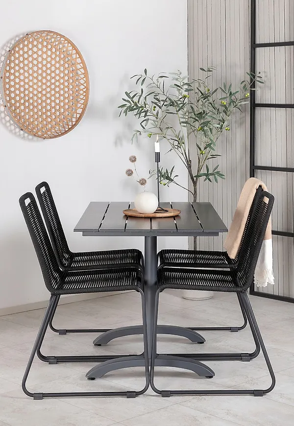 Otroligt fin svart aluminiumstol 2025 från Venture Home.