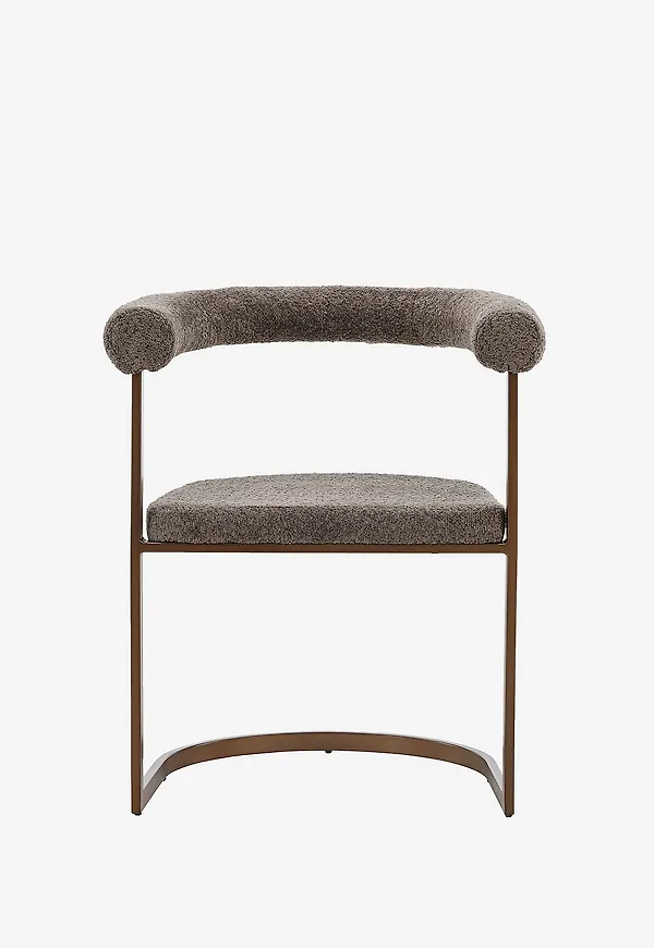 Brun matstol som passar perfekt till sommaren 2025!