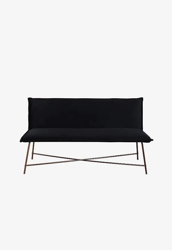 Stilren svart soffa 2025 från Venture Home.