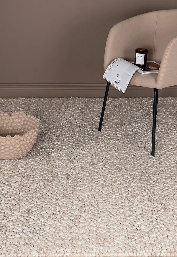 Modern venture home matta i beige färg gjord i ull.