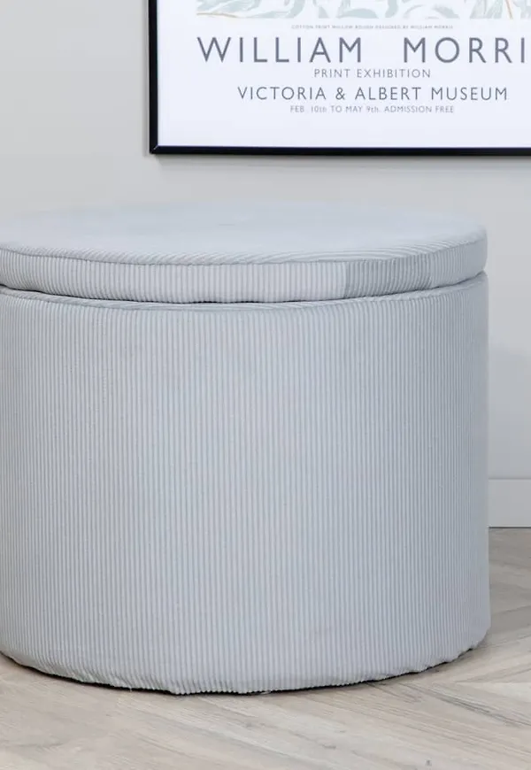 Mysig fotpall 2025 från Venture Home.