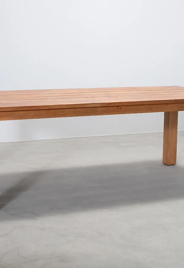 Stilriktig matbord i brun färg gjord i teak.