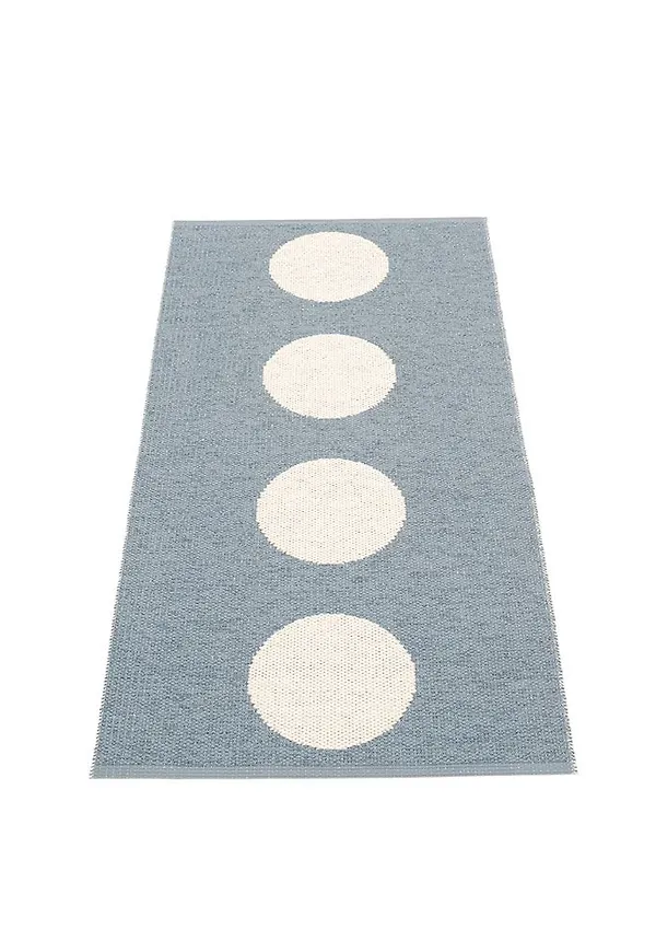 Fantastiskt fin utomhusmatta i blått från Pappelina.