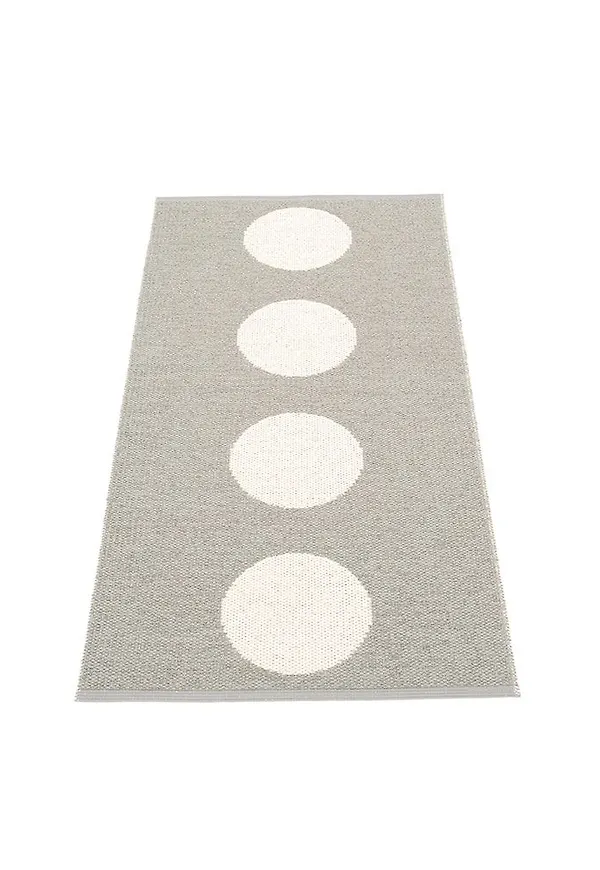 Vacker grå matta 2025 från Pappelina.