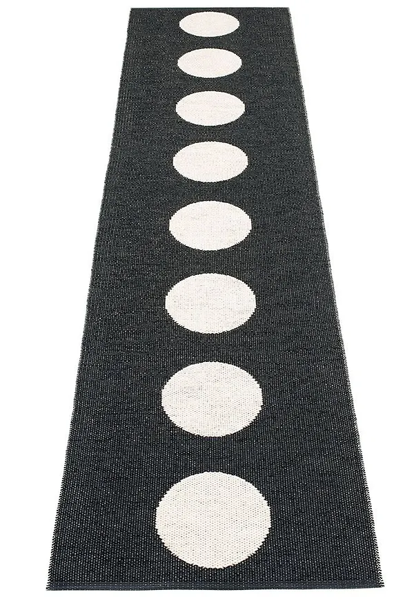 Svart Pappelina-plastmatta i moderiktig modell.