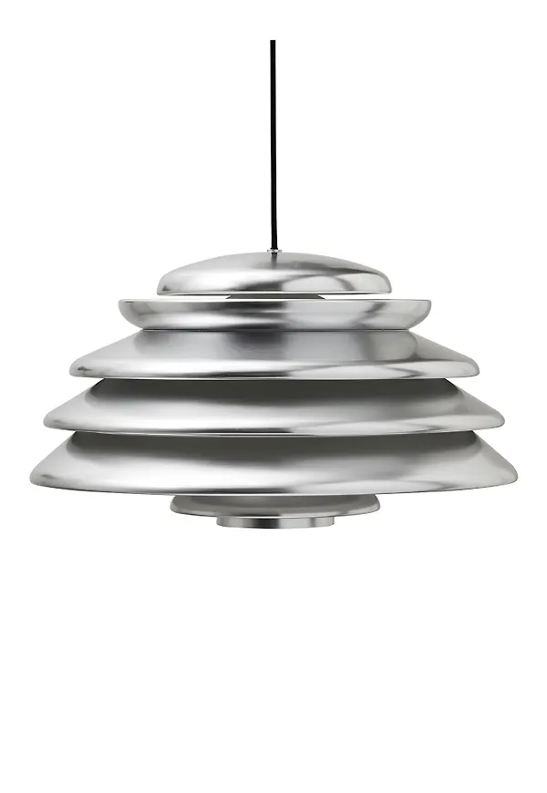 Moderiktig taklampa i silver färg gjord i aluminium.