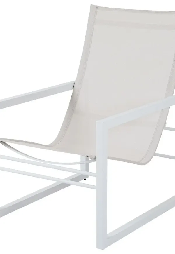 Moderiktig brafab karmstol i vit färg gjord i aluminium.