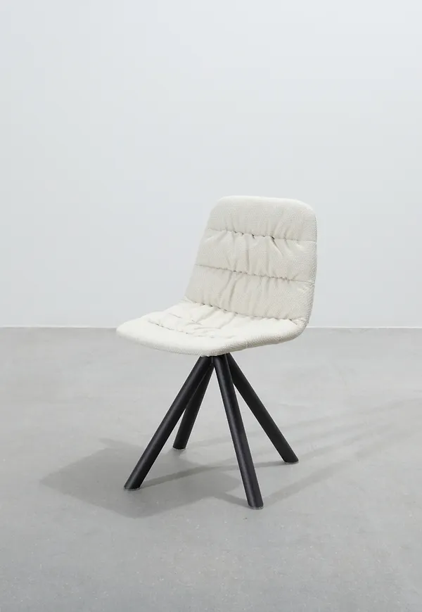 Vit Viccarbe-snurrstol i fantastiskt fin modell.