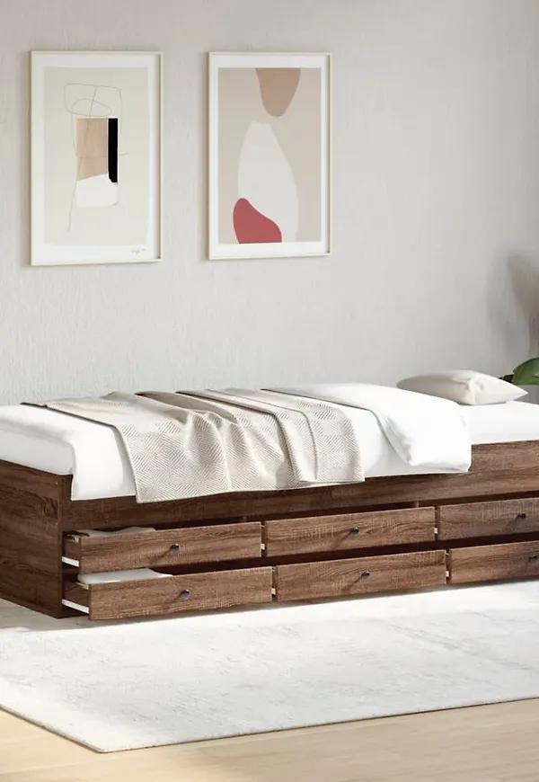 Jättefin gästsäng i brun färg gjord i ek.