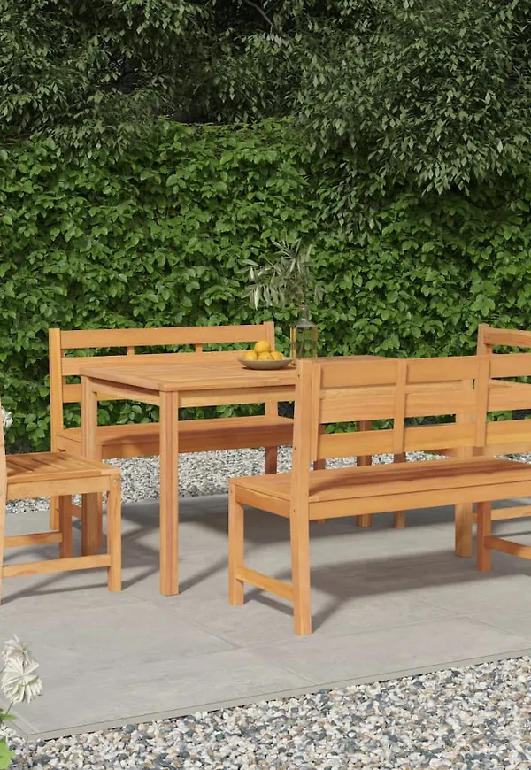 Komfortabel middagsbord i brun färg gjord i teak.