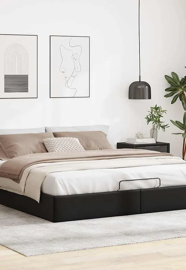 Otroligt snygg sängram i svart färg gjord i läder.