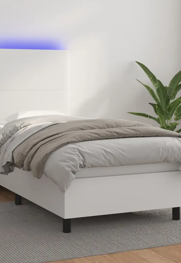 Skön vidaxl säng i vit färg gjord i bomull.