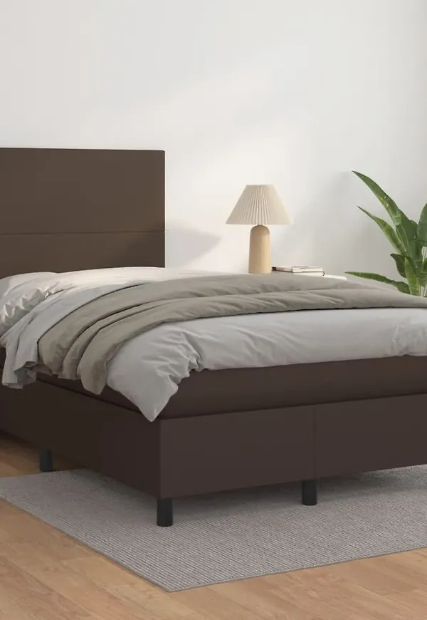 Fin säng i brun färg gjord i bomull.