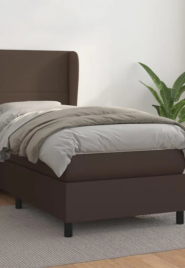 Stilriktig vidaxl säng i brun färg gjord i bomull.