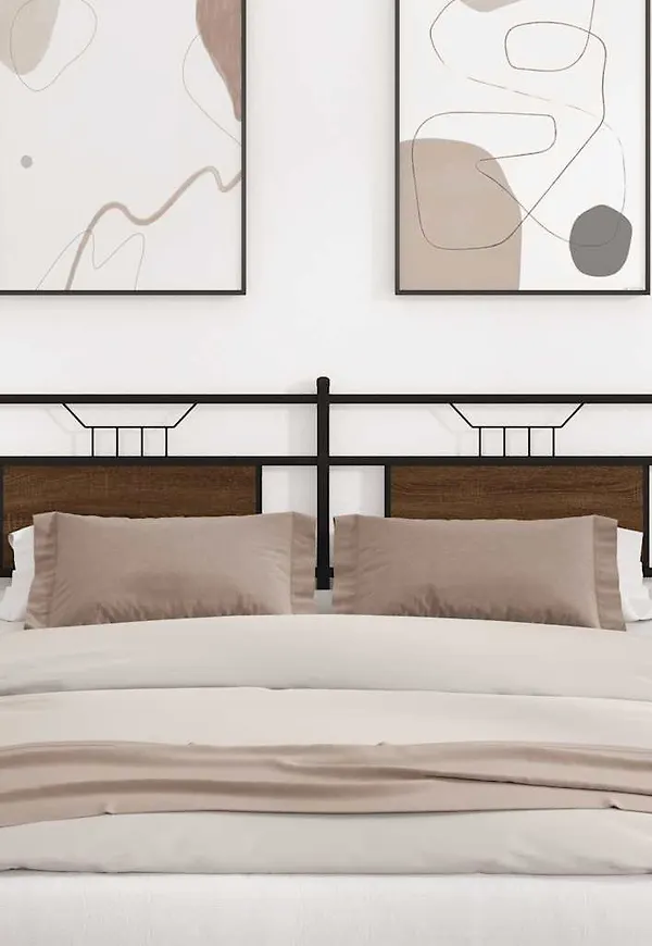 Fin sängram i brun färg gjord i ek.