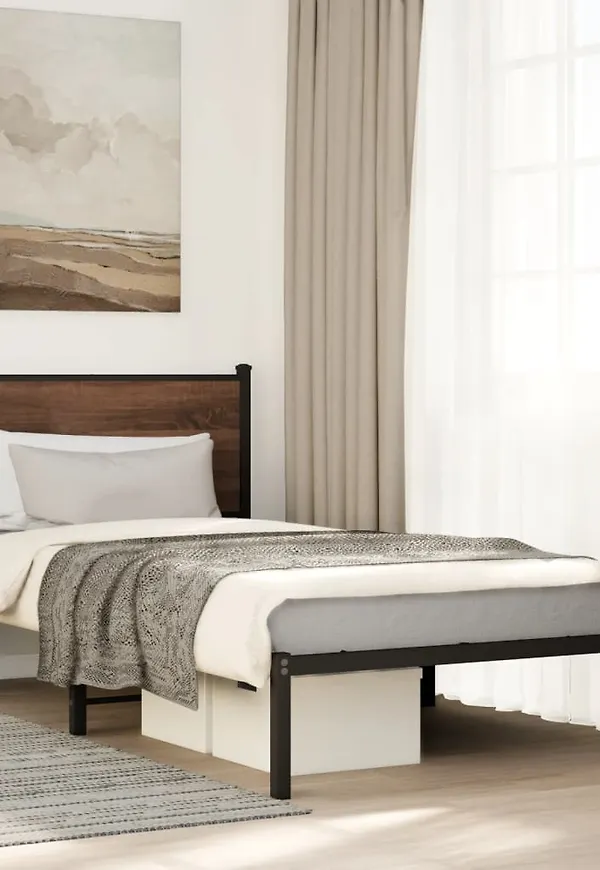 Jättefin sängram i brun färg gjord i ek.