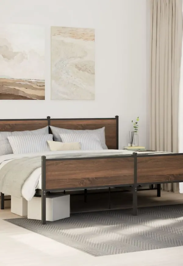 Smickrande ram i brun färg gjord i ek.