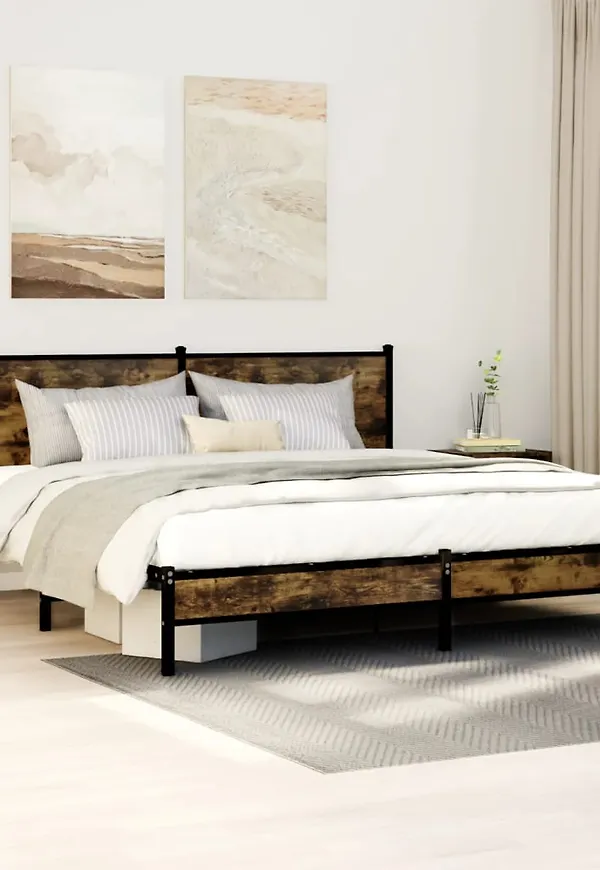 Jättefin sängram i brun färg gjord i ek.