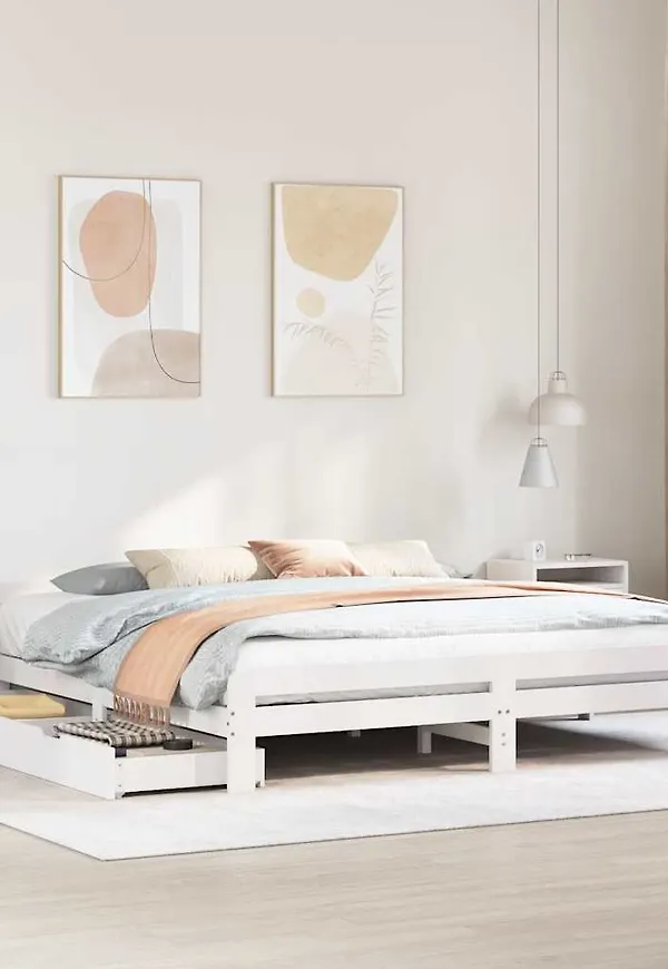 Jättesnygg Säng som passar bra vid många olika tillfällen.