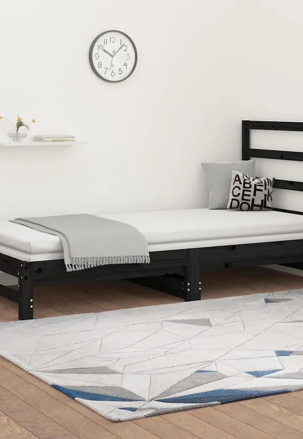 Jättesnygg Säng som passar bra vid många olika tillfällen.