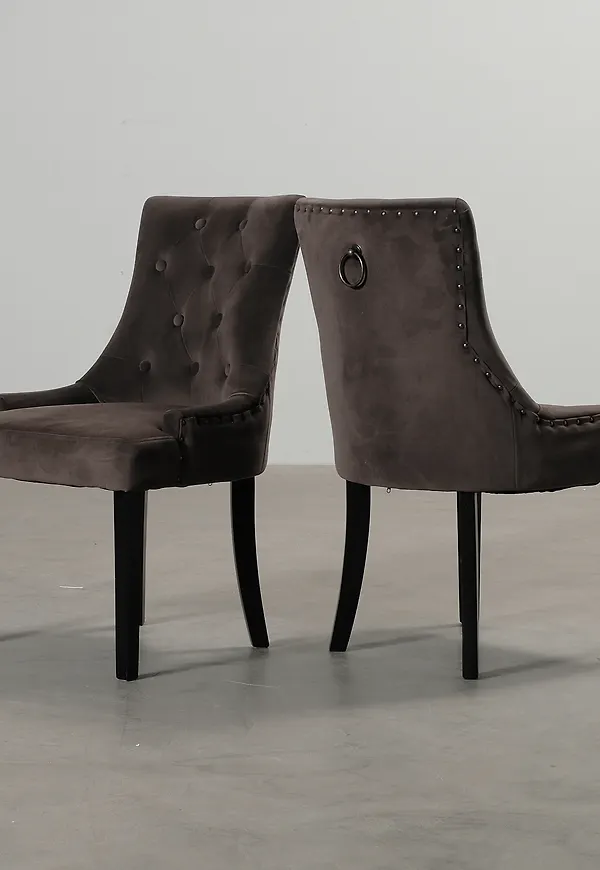 Brun matstol som passar perfekt till sommaren 2025!