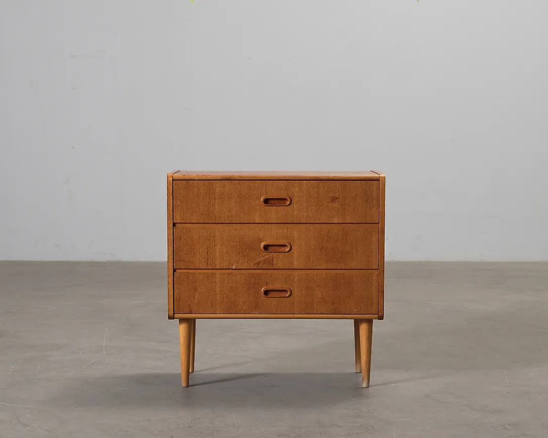 Fantastiskt fin byrå i brunt från No brand.