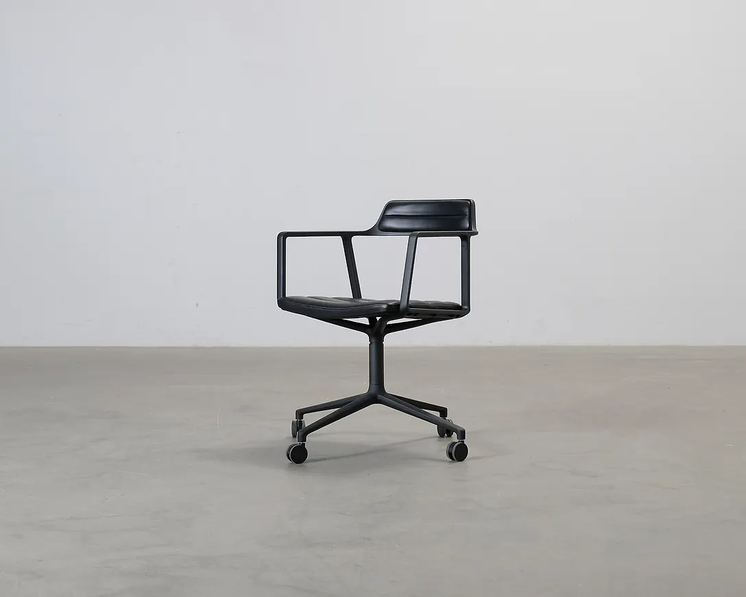 Komfortabel svart stol 2026 från Vipp.