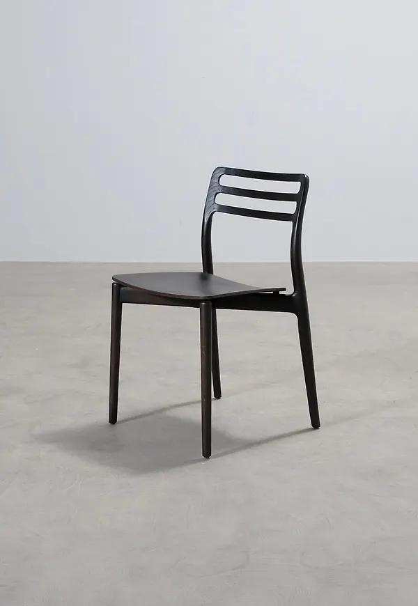 Mörkbrun Vipp-ekstol i stilren modell.