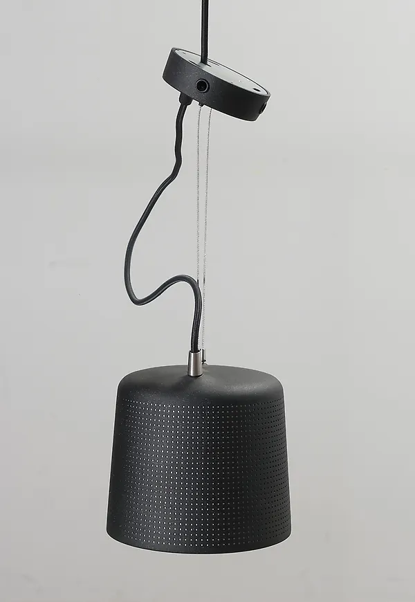 Svart Vipp-pendellampa i komfortabel modell.