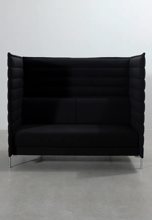 Fin svart soffa 2025 från Vitra.