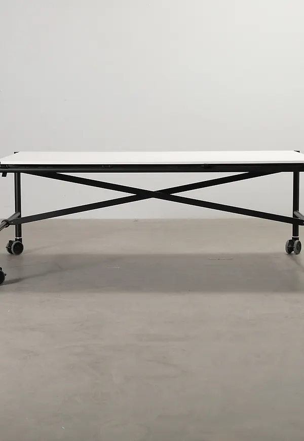 Otroligt fin arbetsbord 2025 från Vitra.