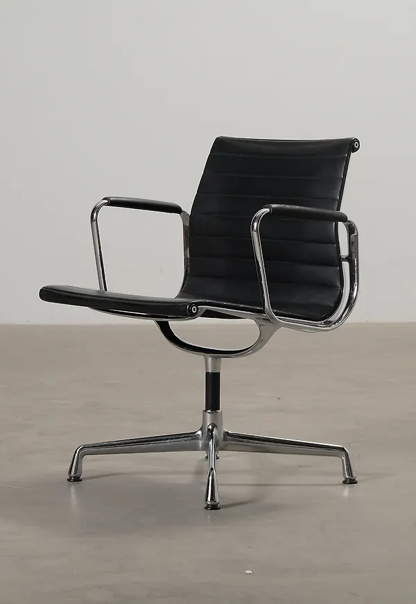 Svart Vitra-kontorsstol i stilren modell.