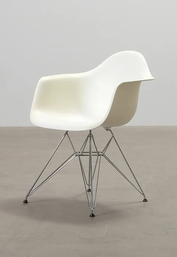 Moderiktig matsalsstol i vitt från Vitra.