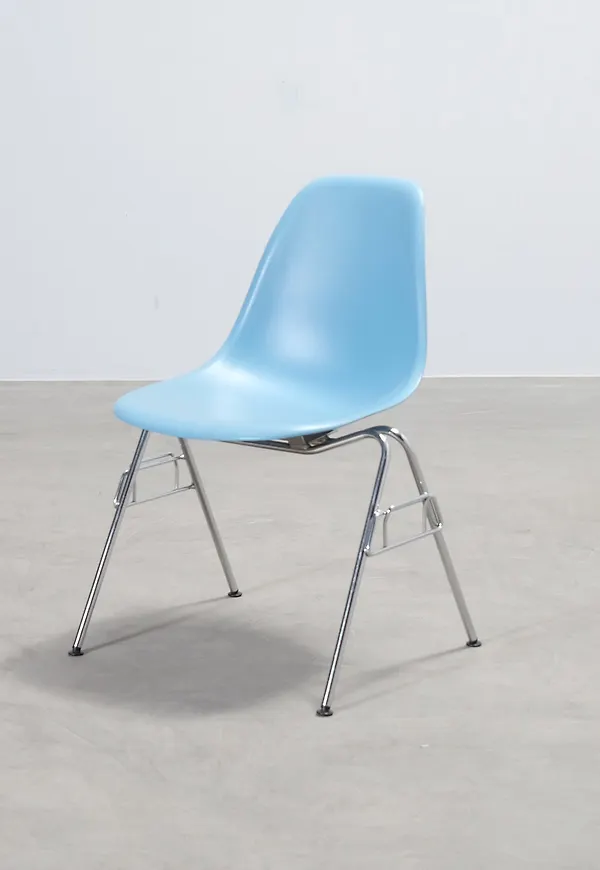 Blå Vitra-stol i klassisk modell.