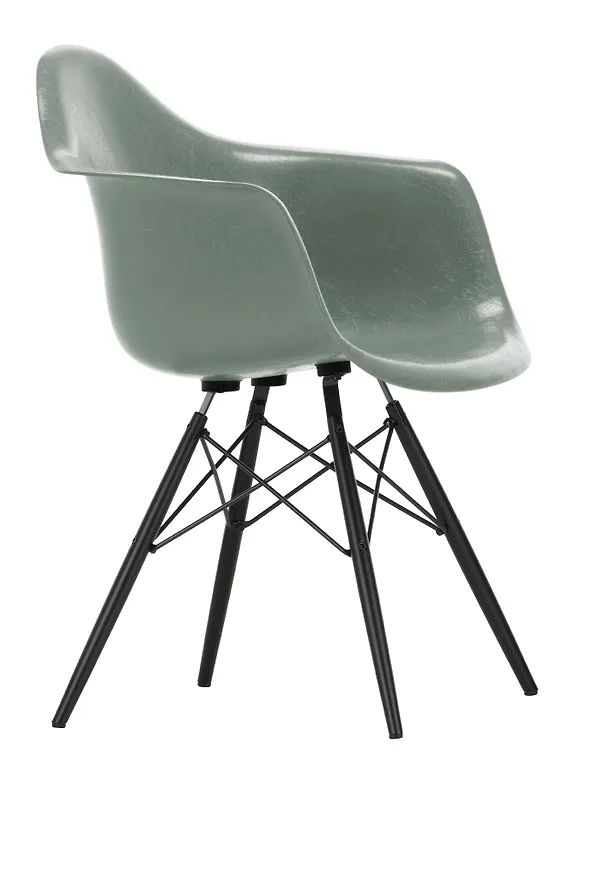 Grön Vitra-matstol i fantastiskt snygg modell.