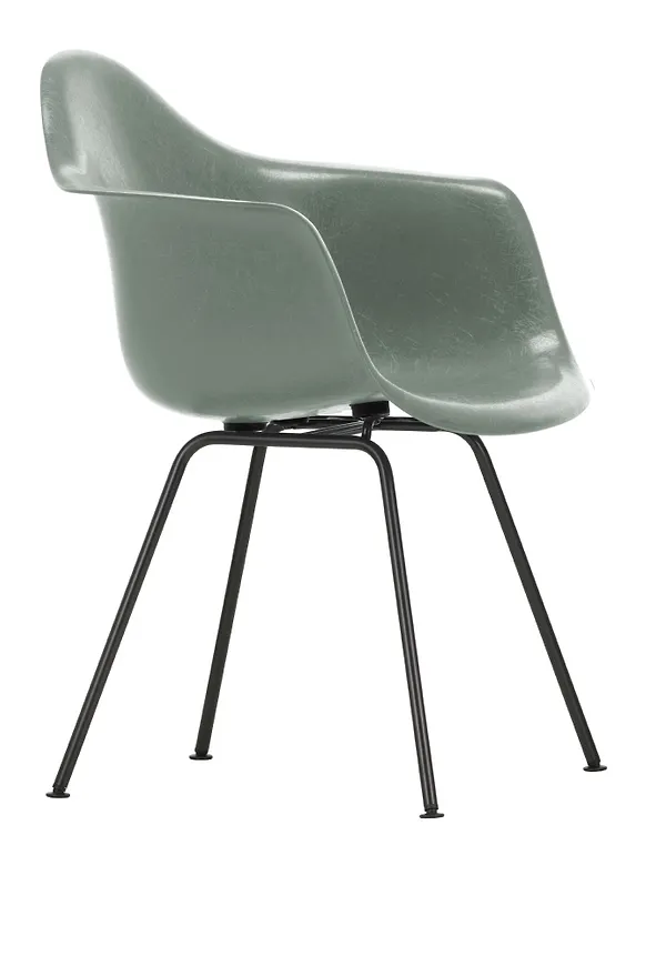 Svart Vitra-matstol i otroligt fin modell.