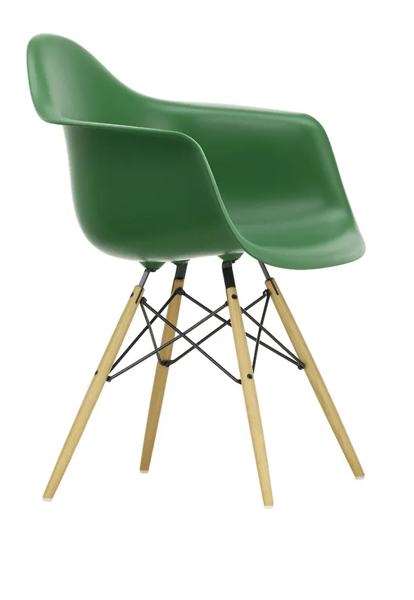 Skön karmstol 2026 från Vitra.