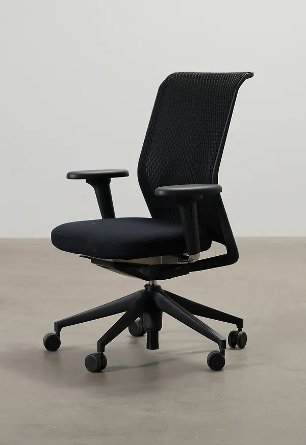 Jättefin svart stol 2024 från Vitra.