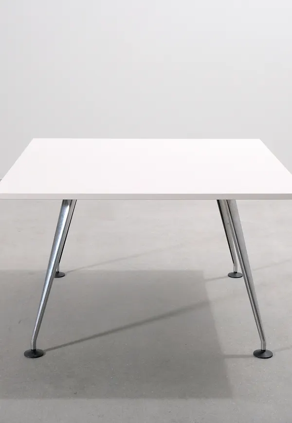 Vacker vit aluminiumbord 2025 från Vitra.