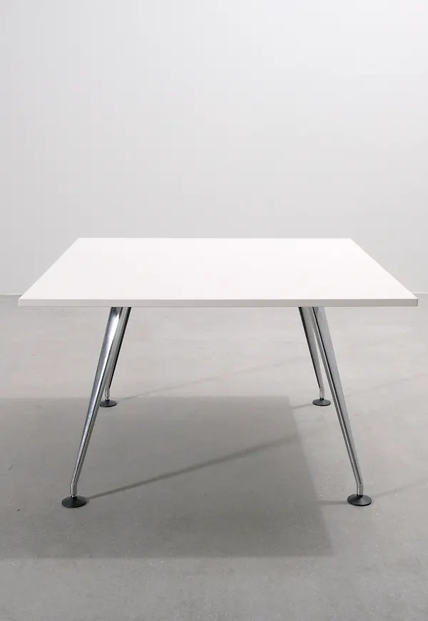 Cool vit aluminiumbord 2025 från Vitra.